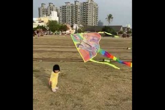 妹妹1y3m輕鬆駕馭風箏！