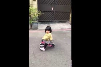 妹妹1y3m比賽騎腳踏車