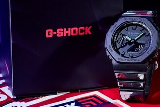 卡西歐G-SHOCK ╳ DEBE限量聯名錶款上市！水泥黑質地錶面搭配美式塗鴉錶帶，酷派潮人必收