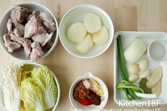用電鍋料理，輕鬆吃美食！韓式馬鈴薯豬骨湯