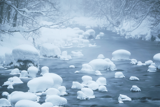 想像潑墨山水畫般的冬季奧入瀨溪