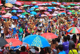泰國是一個節日和慶典反映泰式傳統和文化價值的國家。大多數泰式節慶源自於佛教和婆羅門信仰，其中許多來自於地方的傳統、民間傳說故事以及生活方式。在一年當中所舉行的許多節日慶典已經持續了幾個世紀。
