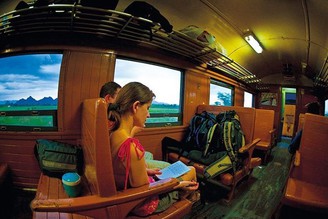 在泰國搭乘火車旅遊，也是你在前往觀光旅遊區途中欣