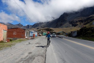 在世上最危險的公路上騎山地單車 – 玻利維亞死亡之路 North Yungas Road