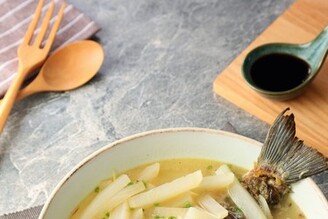 家常菜「蘿蔔絲軟燉鯽魚」，魚湯總有土腥味？這些食材來幫忙！