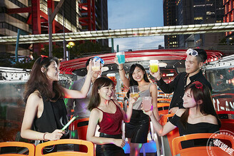 「星空巴士」宛如行動酒吧，啟動台北最潮夜生活