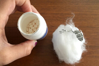保健品或藥品開瓶後，裡面的棉花、乾燥劑要留著還是要丟掉？做錯就很容易受潮變質！
