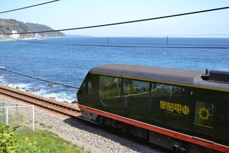 史上CP值最高！1500日圓搭「伊豆急觀光列車〜黑船電車」看海一整天！