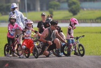 臺北市首座「彩虹輪狀車練習場」（Pump Track）開張