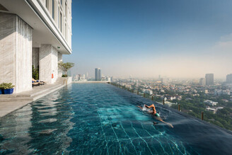 頂樓的高空游池與濃厚的泰式氛圍！曼谷旅遊首推曼谷137柱套房公寓酒店