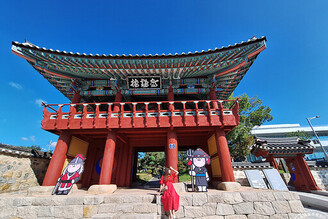 直擊韓國蔚山中區這位神秘的紅衣小女孩 在中區街道、景點時不時出現！