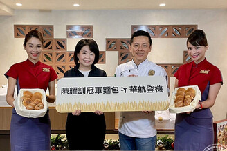 陳耀訓世界冠軍麵包登機 華航全艙等都吃得到