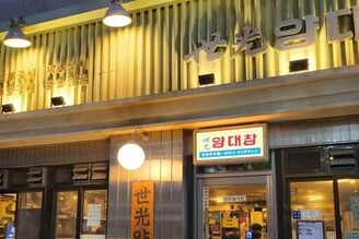 首爾美食｜韓國首爾烤腸推薦 美式復古裝潢下吃烤腸？24小時都營業 隨時想吃就出發