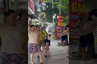 越南人行道上的舞蹈，阿姨們很認真運動喔Cc b cc m chm ch luyn tp gh