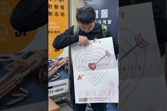 首爾明洞的實彈射擊體驗，衝鋒槍還有內紅點！