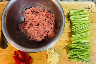 鹹香涮嘴！香芹炒牛肉