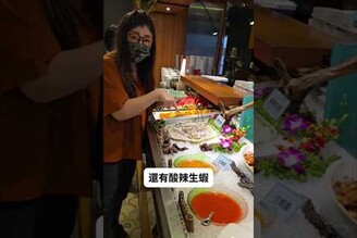 桃園海鮮吃到飽 現點現做 自助吧這間應該桃園人都不陌生，在地超老牌的泰式料理海鮮吃到飽，而且很平價，一個人只要600多元而已，是聚會聊天很好的選擇！