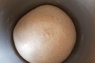 酸酸甜甜、增添風味！鳳梨乳酪無糖歐式麵包