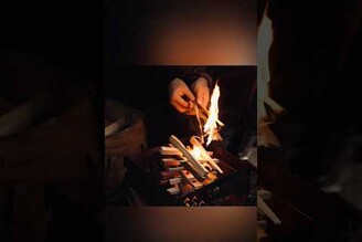 下雨天的營火，用一把刀劈柴生火，感謝 9976Tony 拍攝