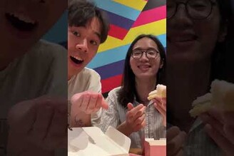 和同事開箱美國軟餅乾這個 emoji  Crumbl Cookie Taste Test w my coworkers