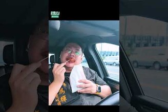 在地三十幾年老店 超人氣炸雞排好不好吃在地美食 美食推薦 美食 旅遊 fyp food  taiwanfood tainanfood 台灣美食 台南美食 炸雞排 三角骨