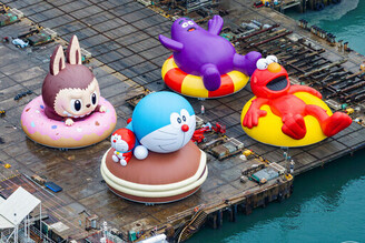 4大IP巨星多啦A夢、KAWS s芝麻街、滑嘟嘟及LABUBU與您在香港「維港」相見歡！