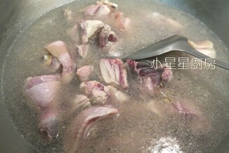 滋味鮮美又營養！鑄鐵鍋蒜頭冬瓜雞湯
