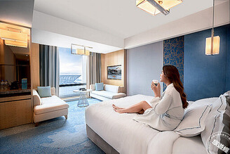 板橋凱撒「摘星饗宴 一泊二食」住房專案，每人每晚2,800元起，還有機會抽2026外帶年菜禮！