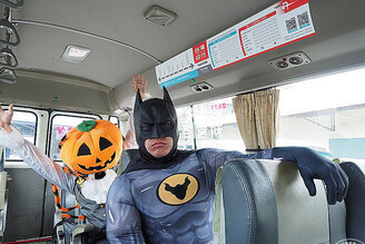 蝙蝠俠與南瓜先生現身台灣好行「菱波官田線」專車 加碼變裝參加灰熊熊見面會！