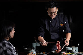 東京人形町百年傳承──全預約制「橋山·壽喜燒」 專人桌邊服務+頂級A5和牛，引老饕朝聖