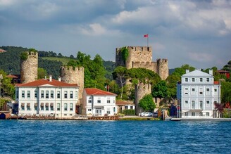 探索博斯普魯斯華麗的海峽宅邸：伊斯坦堡地標水道的建築奇蹟